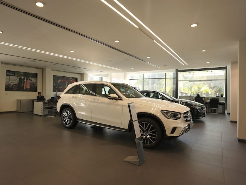 कपूर कारखान्याला आग लागल्यानंतर एकच गोंधळ उडाला. आगीने रौद्ररुप धारण केल्यानंतर मर्सिडिज आणि बीवायडी शोरूमध्ये धावपळ उडाली. आग लागल्याबरोबर शोरूम मधून गाड्या शो रूमच्या काचा फोडून बाहेर काढण्यात आल्या.