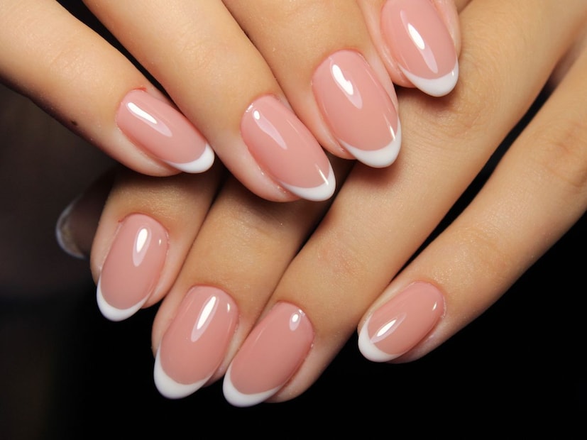 हिंदू धर्मातील सामुद्रिक शास्त्रानुसार मानव शरीर हा फक्त शारीरिक रचना नसून त्यात व्यक्तीचा स्वभाव, भाग्य आणि मानसिक स्थिती यांचेही संकेत दडलेले असतात. सामुद्रिक शास्त्र हे एक प्राचीन शास्त्र आहे, जे शरीराच्या प्रत्येक अंगातून माणसाच्या व्यक्तिमत्त्वाचं आणि भविष्यातील परिस्थितीचं विश्लेषण करतं. चेहरा, डोळे, पाय, हात या सर्वांप्रमाणेच नखं देखील या शास्त्रात महत्त्वाची भूमिका बजावतात. विशेषतः स्त्रियांच्या नखांवरून त्यांच्या स्वभाव, आरोग्य आणि जीवनातील स्थिरतेबद्दल अनेक गोष्टी समजून घेता येतात.