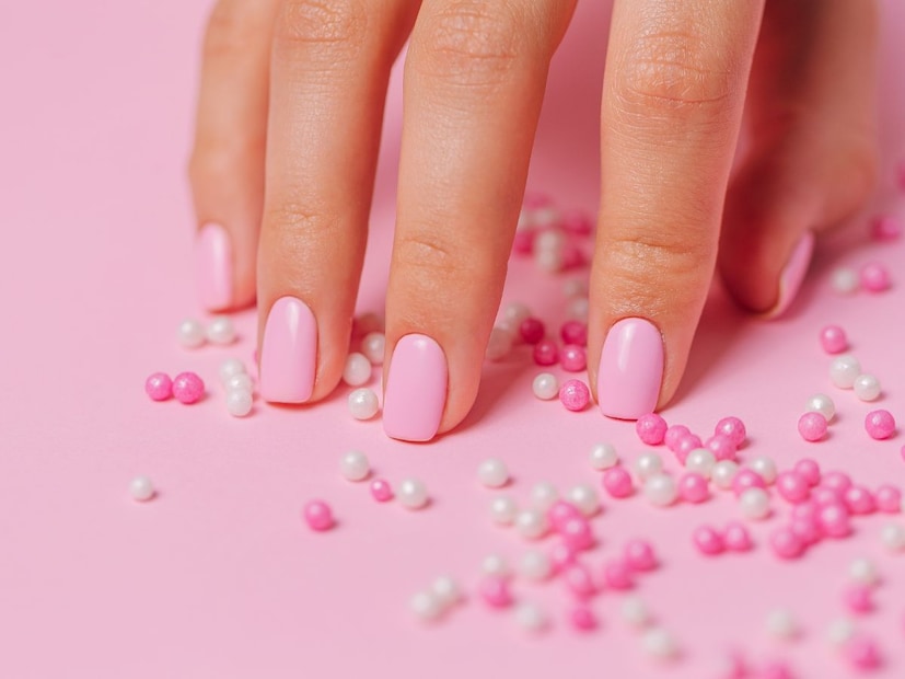 सामुद्रिक शास्त्रानुसार, ज्या मुलींची नखं स्वच्छ आणि नीटनेटकी असतात, त्या मुली सुंदर, आकर्षक आणि स्वच्छतेची आवड असणाऱ्या असतात. अशा स्त्रिया जीवनात शिस्तप्रिय आणि व्यवस्थित वागणाऱ्या असतात. पण जर नखं लांब असतील त्यांची योग्य देखभाल केली जात नसेल, तर ते मनातील अस्थिरतेचं आणि एकाग्रतेच्या कमतरतेचं लक्षण मानलं जातं.