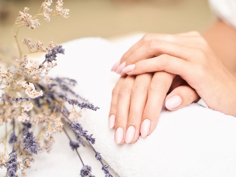 गुलाबी आणि चमकदार नखं हे चांगल्या आरोग्याचं आणि सकारात्मक उर्जेचं प्रतीक आहे. अशा स्त्रिया आत्मविश्वासू, उत्साही आणि जीवनाकडे आनंदाने पाहणाऱ्या असतात. दुसरीकडे, पिवळसर किंवा फिकट नखं असणं हे शरीरात किंवा मनात कमजोरी असल्याचं द्योतक मानलं जातं. सामुद्रिक शास्त्रानुसार, अशा स्थितीला ऊर्जा आणि जीवनशक्तीच्या अभावाशी जोडून पाहिलं जातं.