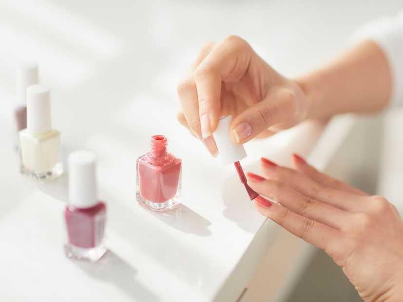 जर नखं खडबडीत किंवा तुटलेली असतील, तर ते व्यक्तीच्या तणावग्रस्त आणि असंतुष्ट स्वभावाकडे इशारा करतात. अशा मुलींच्या मनात सतत अस्थिरता किंवा नाराजी असते. परंतु नखांवर पांढरे ठिपके दिसत असतील, तर ते शुभ संकेत मानले जातात. हे यश, आनंद किंवा चांगल्या घडामोडींचं सूचक असतं.