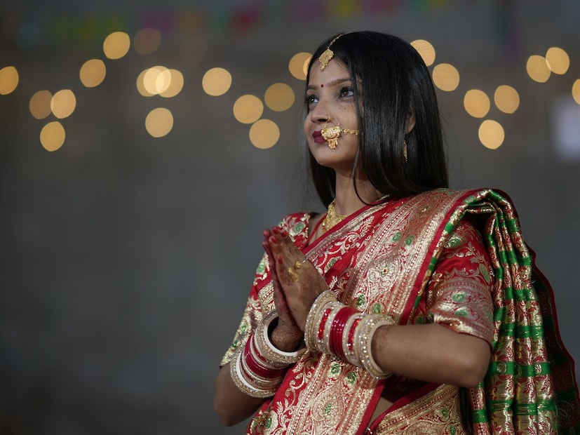 भारतात बहुतांश हिंदू लोक आपल्या पेक्षा कोणी मोठ्या व्यक्तीला भेटल्यावर किंवा पदाने मोठ्या असलेल्या व्यक्तीला नमस्कार कारतात. लोकच नाही तर आपण देवाला देखील नमस्कार करतो तेव्हा दोन्ही हात जोडतो, असं करण्यामागे केवळ संस्कृती नाही, तर आदर, नम्रता आणि सकारात्मक ऊर्जेचा सुंदर संगम दडलाय. पण तुम्ही कधी विचार केलाय का की नमस्कार हा नेहमी दोन हात जोडूनच का केला जातो? अशापद्धतीनेच हात जोडून का नमस्कार केला जातो? कधी असा विचार केलाय?