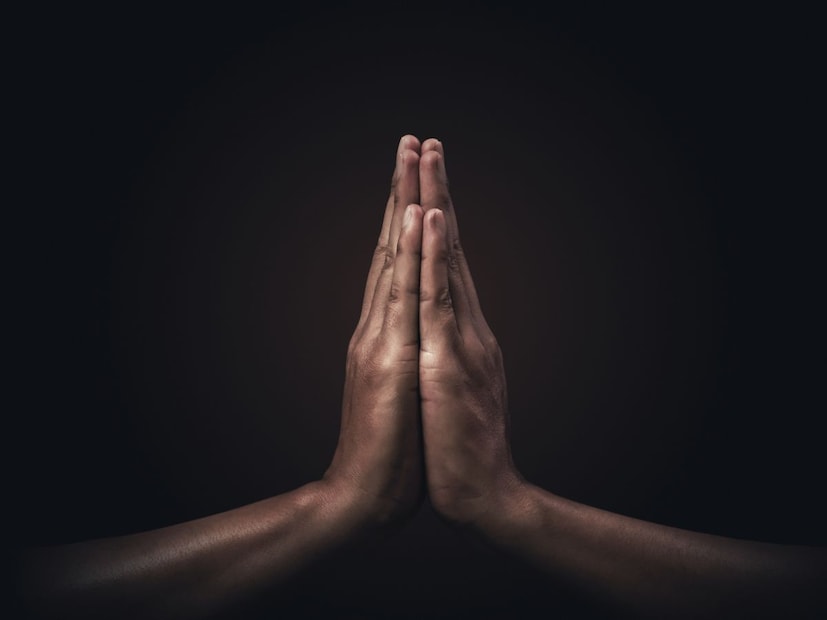 दोन हात जोडणं म्हणजे माणसामाणसांमधील अंतर कमी करणारी, आदर दाखवणारी आणि मन शांत करणारी संस्कृती. जिला जगही आता मान देऊ लागलं आहे.