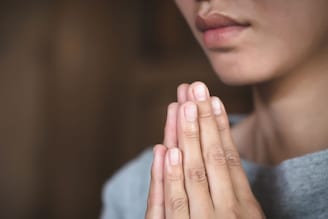 दोन्ही हात जोडून नमस्कार का केला जातो? ही परंपरा कुठून आली? कधी असा प्रश्न पडलाय