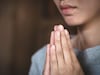 दोन्ही हात जोडून नमस्कार का केला जातो? ही परंपरा कुठून आली? कधी असा प्रश्न पडलाय