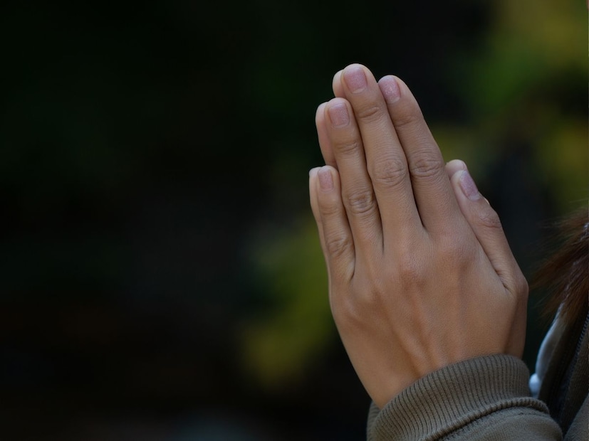 ‘ही पद्धत कोणी सुरू केली?’ याचं नेमकं कोणा एकाचं नाव सांगता येणार नाही, कारण ती भारतीय सभ्यतेसोबतच विकसित झाली. वेदकालीन ऋषी-मुनींपासून ते राजदरबारांपर्यंत आणि नंतर सर्वसामान्य लोकांपर्यंत ही पद्धत वापरली जाऊ लागली. हिंदू धर्माबरोबरच बौद्ध, जैन, शीख परंपरांनीही नमस्काराला महत्त्व दिलं आहे. त्यामुळे ती धर्म, भाषा किंवा प्रदेशाशी मर्यादित न राहता भारतीय संस्कृतीचं वैश्विक अभिवादन बनली.