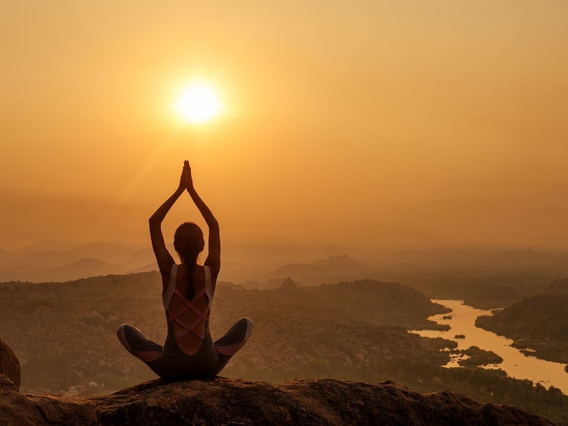 भारतीय परंपरेत ‘नमस्कार’ ही क्रिया हजारो वर्षांपासून आहे. दोन हात जोडण्याला ‘अंजली मुद्रा’ म्हटलं जातं आणि त्याचा उल्लेख वेद, उपनिषदं आणि अनेक धर्मग्रंथांत आढळतो. संस्कृतमध्ये ‘नमः’ म्हणजे “मी तुम्हाला नम्रतेने वंदन करतो” असा अर्थ होतो. या क्रियेने आपण समोरच्याला समानतेचा मान देतो.