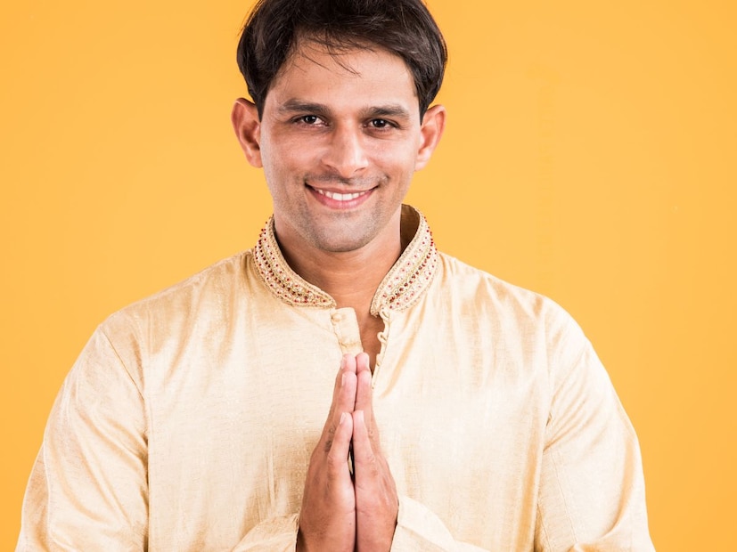 विज्ञानाच्या दृष्टीनेही नमस्काराची पद्धत महत्वाची आहे. हस्तांदोलनात शारीरिक संपर्क होतो, ज्यामुळे जंतू किंवा संक्रमण पसरण्याची शक्यता असते. पण हात जोडून नमस्कार केल्याने कोणताही शारीरिक स्पर्श होत नाही. कोविडच्या काळात हीच भारतीय पद्धत जगभरात आदर्श म्हणून पुन्हा स्वीकारली गेली. अनेक देशांच्या नेत्यांनी नमस्काराची पद्धत अवलंबून आदर व्यक्त केला.