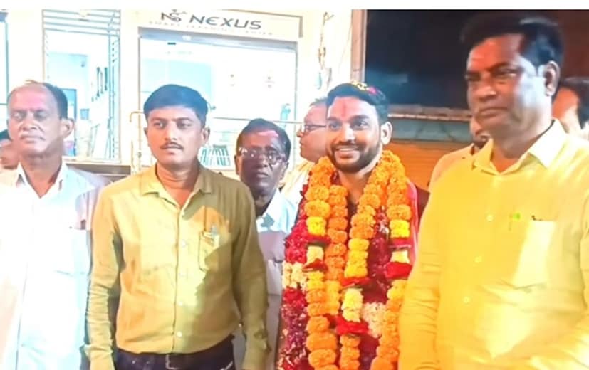 तुम्ही टाइमपास किंवा कोणताही प्लॅन न करता जर परीक्षा देत असाल तर ही सर्वात मोठी चूक आहे. व्यवस्थित नियोजन करून तयारी करायला हवी. भल्याभल्याना इथे रँकिंग मिळवण्यात अडचणी येतात. त्यामुळे मेहनत, जिद्द आणि कष्ट फार महत्त्वाचे आहेत असं ओमकेश यांनी सांगितलं आहे. 