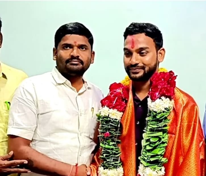 क्लास वन अधिकारी झाल्यानंतर ओमकेश यांनाही अश्रू अनावर झाले. आईच्या मांडीवर डोकं ठेवून त्यांनी आपल्या भावनांना वाट मोकळी केली. त्यांच्या आईचाही कंठ दाटून आला होता. 6 वेळा परीक्षा दिल्यानंतर त्या मेहनतीचं अखेर चीज झालं याचा आनंद गगनात मावणारा नव्हता. 