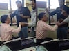 Video: महिलेची छेड काढल्याचा आरोप, दवाखान्यात जाऊन डॉक्टरला चोपला