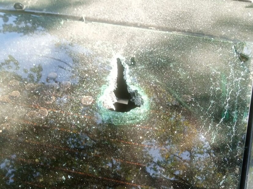 हल्ला झाला तेव्हा क्रिकेटरचे कुटुंब घरी होते असं अहवालात म्हटलं आहे. हल्ल्यात खिडक्या, पार्किंग क्षेत्र आणि मुख्य गेटचे नुकसान झालं आहे. 