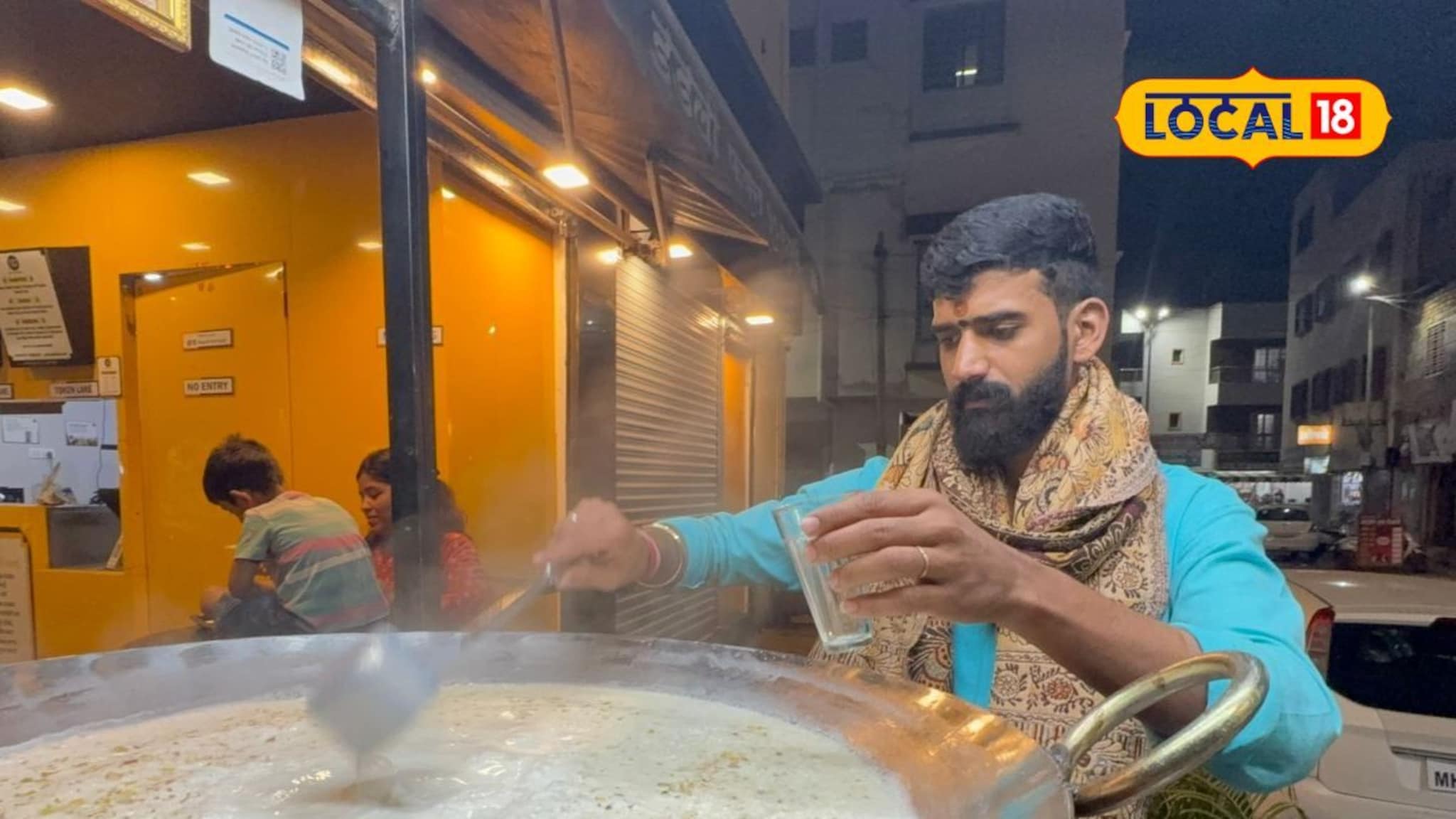 नोकरीत तेच रुटीन, त्यामुळे तरुणाने घेतला दूध विक्रीचा निर्णय, आता बक्कळ कमाई