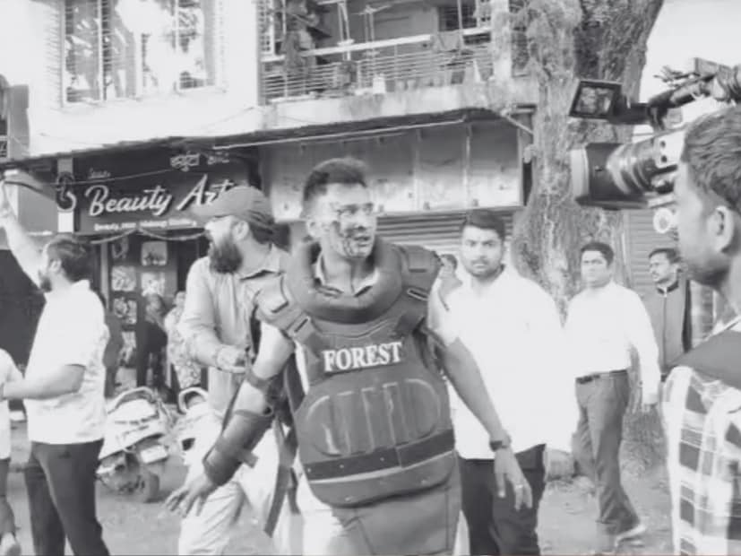 वन रक्षक दलाच्या जवानांनी नेट टाकून बिबट्याला पकडण्याचा प्रयत्न केला होता. पण, बिबट्या तिथून निसटला आणि एका दोन वनरक्षकांवर हल्ला केला. यामध्ये एका जवानाच्या हाताला मोठी दुखापत झाली. 