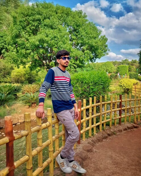 अभिनेता धनंजय कोळीच्या अपघाती मृत्यूपश्चात त्याची तीन महिन्यांची मुलगी, बायको आणि आई वडील असं कुटुंब आहे.  धनंजयचं लग्नाला फक्त 2 वर्षं झाली होती. संसार आत्ताच सुरू झाला होता. स्वप्नं रुजत होती. पण नशीबाचे फासे फिरले आणि धनंजय तीन महिन्याच्या लेकीला सोडून कायमचा निघून गेला. 