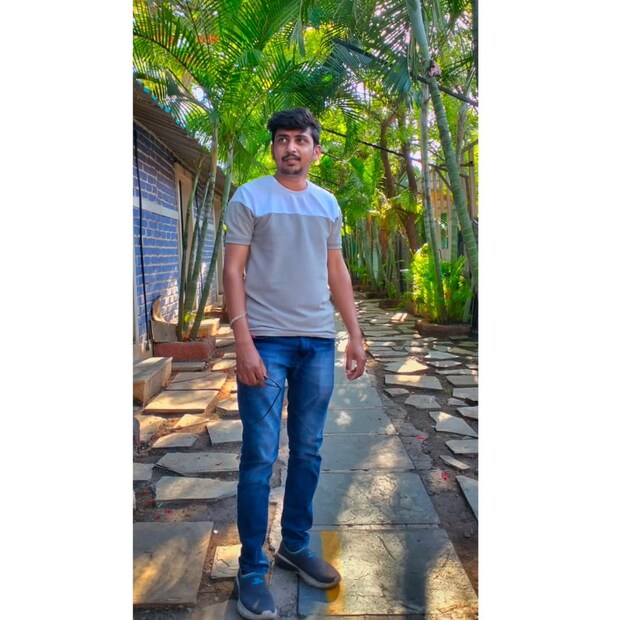 धनंजय मूळचा कोल्हापूर जिल्ह्यातील जयसिंगपूरचा होता. गेल्या काही काळापासून पुण्यात आई-वडिलांकडे यायचा. अपघाताच्या दिवशीही तो आई-वडिलांकडे येत होता तेव्हा रस्त्यात त्याचा अपघात झाला. 