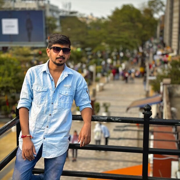 तीन महिन्यांपूर्वीच तो बाबा झाला होता. छोट्या बाळाचं हास्य, पहिलं बाळंतपण, पहिलं बाबा म्हणणं… सगळं अनुभवायचं बाकी होतं. अपघात झाला त्यावेळी धनंजयची पत्नी आणि तीन महिन्याचा मुलगा लातूरमध्ये होते.