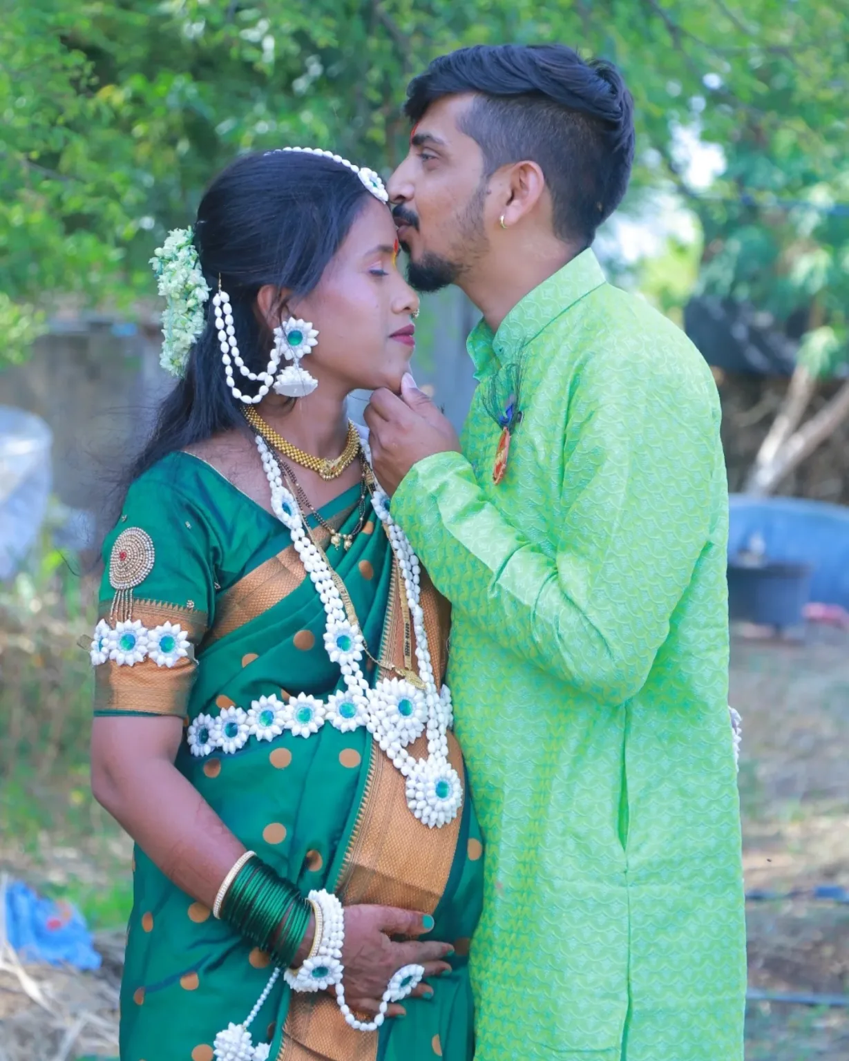 धनंजयचं इन्स्टाग्राम चेक केल् त्याने स्वतः ची ओळख एक्टर अशी दिली आहे.  काही नाटकं, काही लहान भूमिका त्याने केल्याचं दिसतंय. 