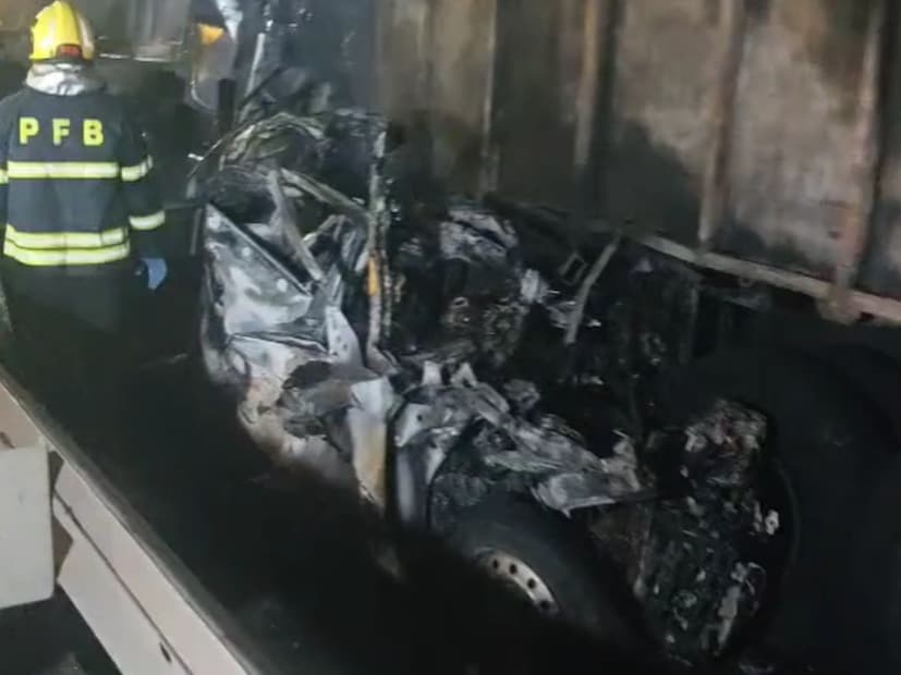 जेव्हा त्या कंटेनरने कारला धडक दिली तेव्ही ती कार समोरील ट्रकच्या खाली गेली होती. यावेळी ट्रकमधील लोकांना बाहेर पडण्यास वेळच मिळाला नाही. त्यांचा जागेवरच कोळसा झाला.