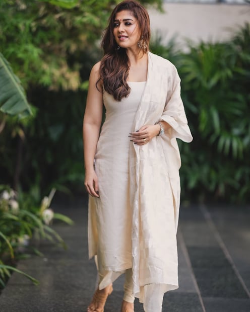 अभिनेत्री नयनतारा आताच्या घडीला साऊथमध्ये सर्वाधिक मानधन घेणाऱ्या अभिनेत्रीपैकी एक आहे. तिची फॅन फॉलोविंग जबरदस्त असून तिचे प्रत्येक सिनेमे ब्लॉकबस्टर होतात. 