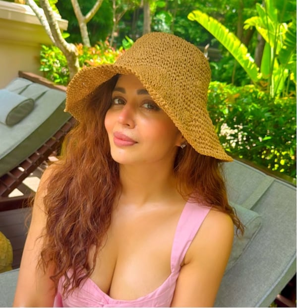 मोठ्या पडद्यापासून सध्या दूर असलेल्या नेहा पेंडसेसाठी तिचा नवराच सिनेमा काढतोय. त्यांच्या सिनेमाचं पहिलं पोस्टर आणि रिलीज डेटही समोर आली आहे. 