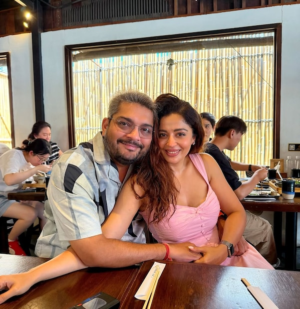 आई-मुलींच्या नात्यात दडलेल्या न सांगितलेल्या भावना, आठवणी आणि काही अंतर्मुख करणाऱ्या क्षणांवर आधारित ही कथा आहे. महिला दिनाच्या निमित्ताने प्रदर्शित होणाऱ्या या चित्रपटातून स्त्रीमनाच्या प्रवासाची झलक पाहायला मिळणार आहे.