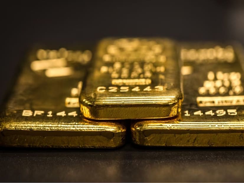 यानंतरच्या वर्षी म्हणजेच 2027 मध्ये किमतींमध्ये आणखी वाढ होण्याची शक्यता आहे. 2027 साठी बँकेने सोन्याच्या किमतीचा अंदाज 5,150 डॉलर प्रति औंसवर कायम ठेवला आहे. एक्सचेंज ट्रेडेड फंड (ETF) इन्फ्लो पुढील वर्षी सोन्याच्या किमतीसाठी एक मजबूत आधार म्हणून काम करेल आणि 3,900 डॉलरच्या पातळीवर सोन्याला समर्थन मिळेल, असेही बँकेने नमूद केले आहे.