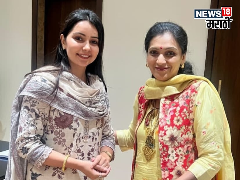 कोरेगावच्या सरपंच निर्मला नवले यांची कायमच सोशल मीडियावर चर्चा असते. कधी त्यांच्या कामाची, कधी त्यांच्या पेहरावाची तर कधी त्यांच्या गाड्यांच्या आवडी निवडीची... कोरेगावच्या सरपंच निर्मला नवले यांची कायमच सोशल मीडियावर चर्चा असते. कधी त्यांच्या कामाची, कधी त्यांच्या पेहरावाची तर कधी त्यांच्या गाड्यांच्या आवडी निवडीची...