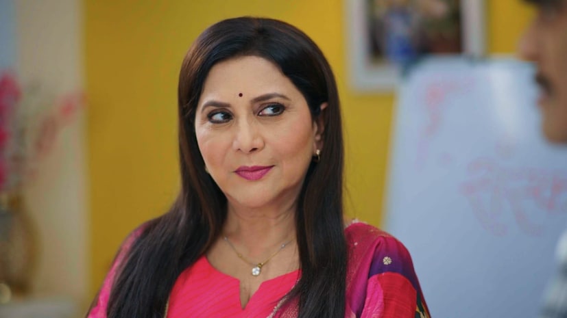 अशोक मा.मा. जेव्हा इरा आणि इशान या त्यांच्या नातवंडांना या वर्गात आणतात, तेव्हा त्यांना एका शिस्तप्रिय, पारंपरिक शिक्षिकेची अपेक्षा असते. पण समोर एक वेगळीच स्त्री येते जी आधुनिक विचारांची, पण मुळाशी असलेली.