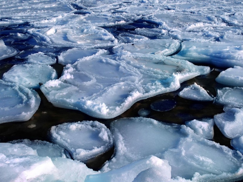 पृथ्वीवरील जलराशीचे रहस्यआपल्या निळ्या ग्रहावर (Blue Planet) ७० टक्क्यांहून अधिक भाग पाण्याने व्यापलेला आहे आणि ही जलराशी मुख्यत्वे पाच महासागरांमध्ये विभागली गेली आहे. प्रत्येक महासागराची स्वतःची अशी भौगोलिक ओळख आहे, जी त्याला इतरांपासून वेगळी करते.