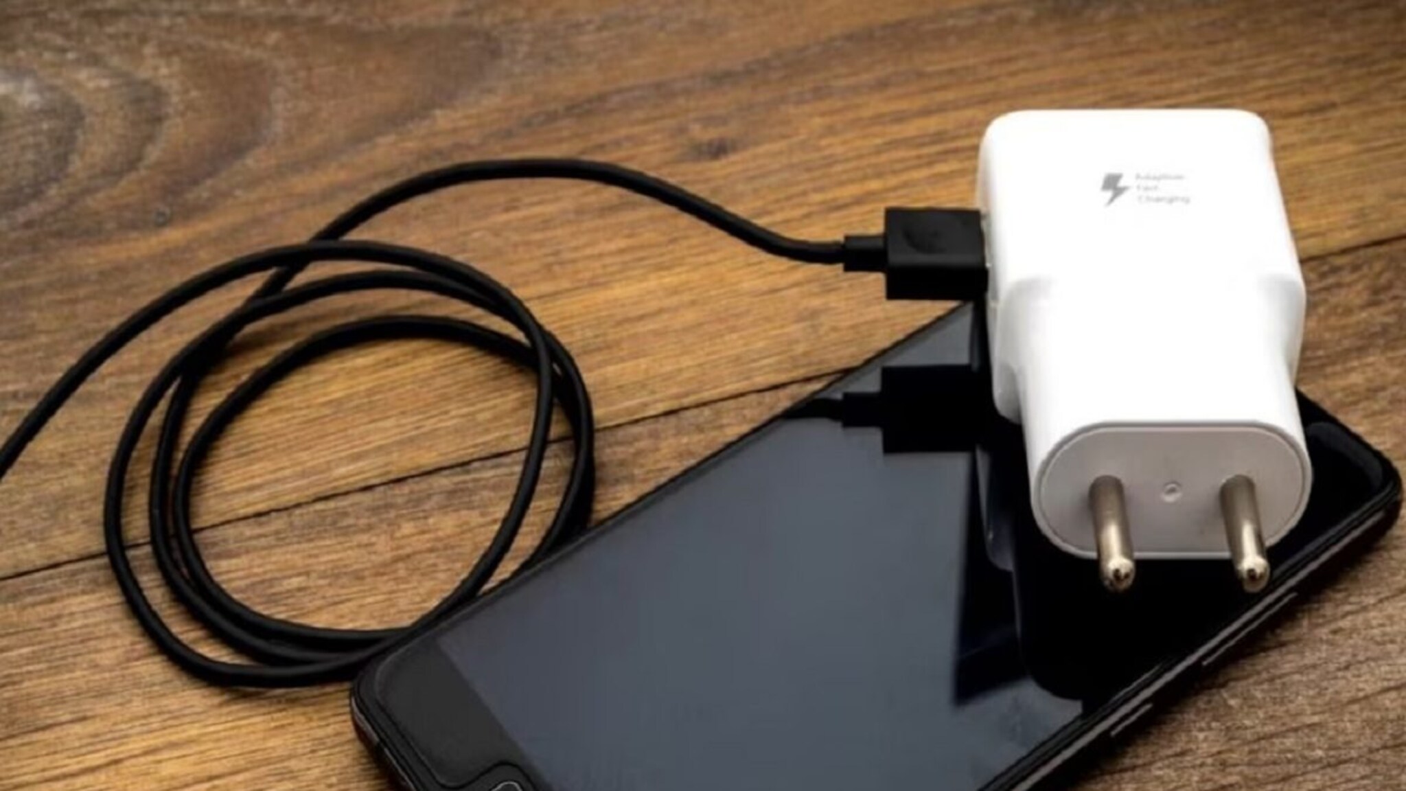 मोबाईलचं चार्जर खरं आहे की बनावट? सरकारी वेबसाइटवरुन लगेच कळेल 