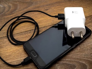 फोन चार्जर 