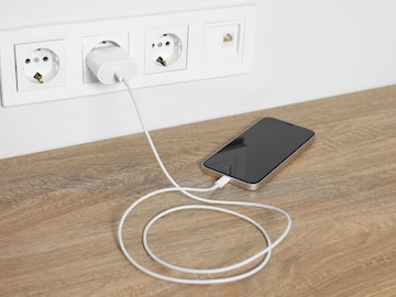 रात्रीभर फोन चार्जिंगला ठेवणाऱ्यांनो सावधान; ही सवय किती महाग पडू शकते माहितीय? रात्रीभर फोन चार्जिंगला ठेवणाऱ्यांनो सावधान; ही सवय किती महाग पडू शकते माहितीय?