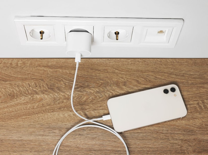 काही महत्त्वाच्या टिप्सनेहमी ओरिजिनल चार्जर आणि केबल वापरा.
फोन उशी खाली किंवा चादरीत ठेवून चार्ज करू नका.
फोन खूप गरम होत असेल, तर ताबडतोब चार्जिंग बंद करा आणि सर्वात महत्त्वाचं रात्रीभर चार्जिंगला ठेवण्याची सवय सोडा आणि शक्यतो दिवसात फोन चार्ज करा.