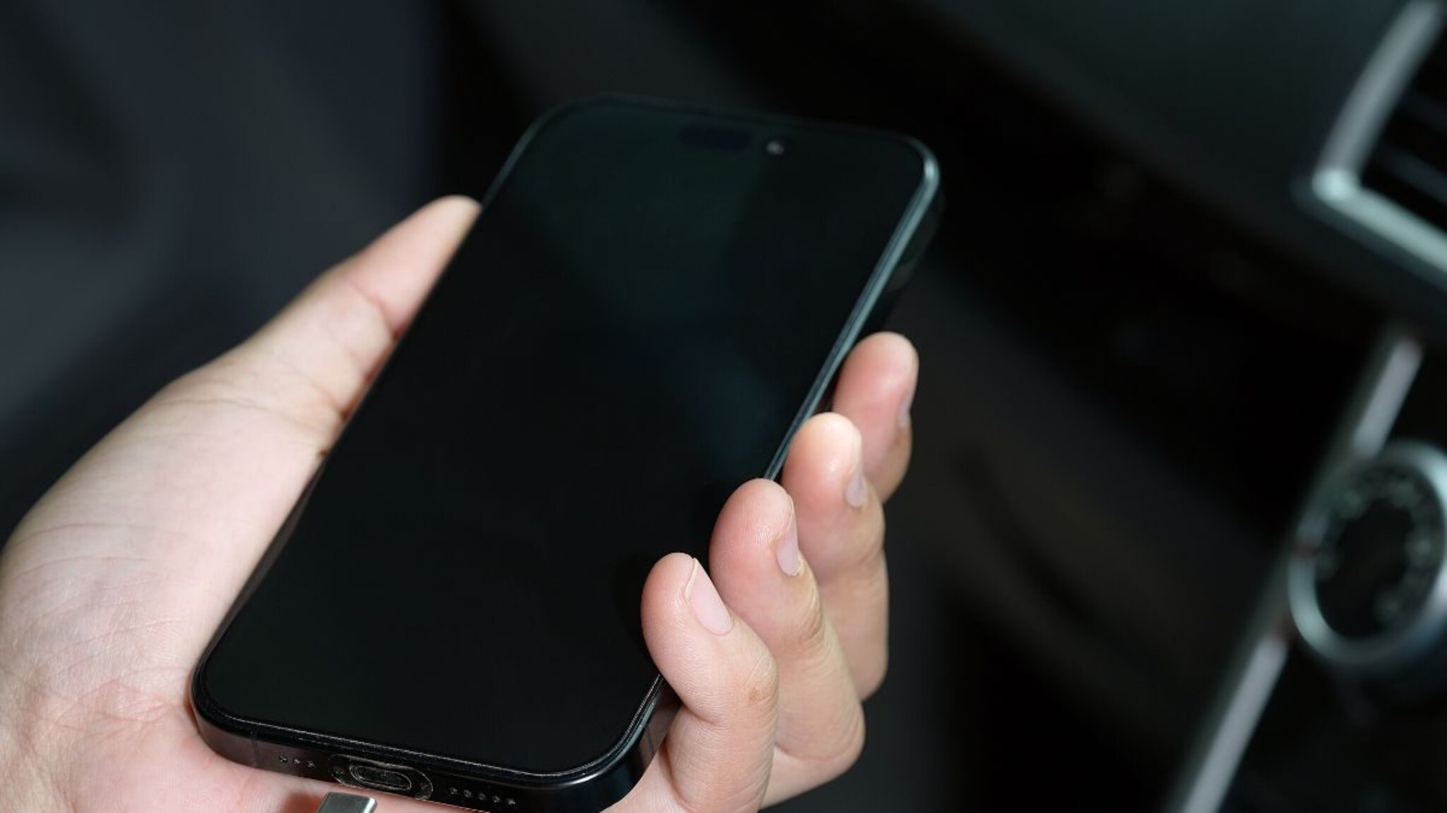 रात्रीभर फोन चार्जिंगला ठेवणाऱ्यांनो सावधान; ही सवय किती महाग पडू शकते माहितीय? एकदा हे वाचा