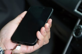 रात्रीभर फोन चार्जिंगला ठेवणाऱ्यांनो सावधान; ही सवय किती महाग पडू शकते माहितीय?