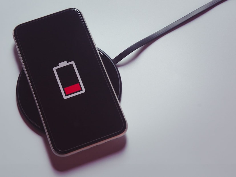 जास्त तापमानामुळे होऊ शकतो धोकाफोन रात्रीभर चार्जला ठेवला की त्यातून उष्णता निर्माण होते. दीर्घकाळ अशी उष्णता राहिल्याने बॅटरीसह फोनच्या आतील सर्किटलाही हानी पोहोचू शकते. काही प्रसंगी फोनचा ओव्हरहिट होणं म्हणजेच आग लागणं किंवा ब्लास्ट होणं यासारखे प्रकार घडतात. विशेषतः जेव्हा लोक स्वस्त किंवा बनावट चार्जर वापरतात.