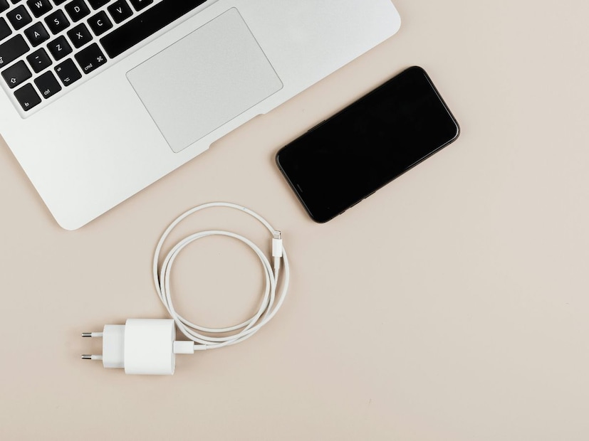 वीजेतील चढ-उतार घडवू शकतो मोठं नुकसानरात्रीच्या वेळी वीजेचं व्होल्टेज अचानक वाढलं किंवा घटलं तर त्याचा फटका थेट फोनच्या चार्जिंग पोर्ट, बॅटरी किंवा मदरबोर्डला बसू शकतो. कारण आपण झोपेत असतो, त्यामुळे या प्रकारच्या धोका लक्षात येत नाही आणि नुकसान अधिक वाढतं.