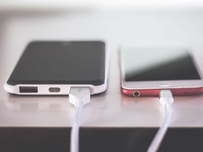 सततच्या चार्जिंगमुळे बॅटरीवर ताण येतोस्मार्टफोनमध्ये लिथियम-आयन किंवा लिथियम-पॉलिमर तंत्रज्ञानावर आधारित बॅटरी असते. जेव्हा फोन 100% चार्ज होतो आणि तरीही चार्जला लावलेला राहतो, तेव्हा बॅटरीमध्ये ओव्हरचार्जिंग स्ट्रेस निर्माण होतो. यामुळे तिचं चार्ज सायकल आयुष्य कमी होतं, म्हणजेच काही काळानंतर बॅटरी आधीसारखी चार्ज होल्ड करणं थांबवते आणि फोन पटकन डिस्चार्ज होऊ लागतो.