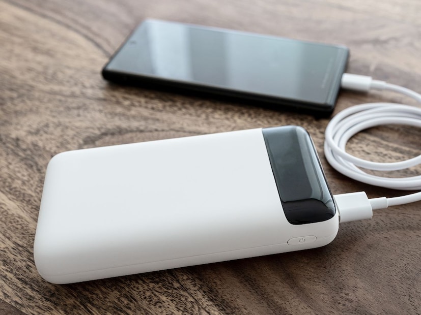 योग्य चार्जिंग करण्याचा मार्गतज्ज्ञांच्या मते, फोनला नेहमी 100% चार्ज करण्याची गरज नसते. फोनचं चार्जिंग 20% ते 80% दरम्यान ठेवणं सर्वात योग्य मानलं जातं. यामुळे बॅटरीवर ताण येत नाही आणि तिचं आयुष्य वाढतं. जर रात्री चार्ज करणं आवश्यक असेल, तर अशा स्मार्ट चार्जिंग फीचर असलेल्या फोन किंवा चार्जरचा वापर करा जे 100% चार्ज झाल्यावर आपोआप चार्जिंग थांबवतात.