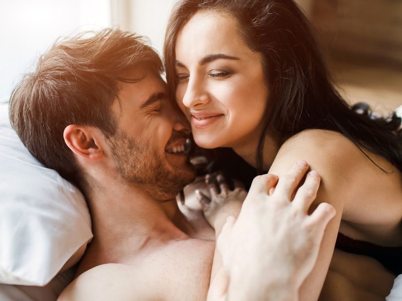 अलीकडील जागतिक सर्व्हेनुसार, भारत ऑफिस रोमांसच्या बाबतीत जगात दुसऱ्या क्रमांकावर आहे. पहिल्या क्रमांकावर मेक्सिको आहे, पण भारतही फार मागे नाही. Ashley Madison आणि YouGov यांनी जाहीर केलेल्या अहवालात सांगितले आहे की सुमारे 40% भारतीय कर्मचाऱ्यांनी आपल्या सहकर्म्याला डेट केले आहे किंवा सध्या रिलेशनमध्ये आहेत. यावरून हे स्पष्ट होतं की ऑफिस रोमांस आता अफवा नसून अनेक ठिकाणी वास्तव बनला आहे.