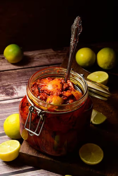 या महिला लोणचे तयार करणे आणि पॅकिंग करण्याचे काम करतात. 