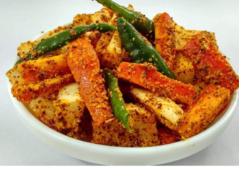 राजेश यांच्या या व्यवसायाची सुरुवात जरी लहान असली, तरी त्यांच्या लोणच्याची उत्कृष्ट गुणवत्ता आणि शुद्ध चव यामुळे ग्राहकांनी त्यांना भरभरून प्रतिसाद दिला. हळूहळू लोकांची मागणी वाढू लागली आणि राजेश यांनी आपल्या ब्रँडचे नाव “पांडेय आचार उद्योग” असे ठेवले. त्यांनी केवळ स्थानिक बाजारपेठेवर न थांबता, सोशल मीडिया आणि ऑनलाइन प्लॅटफॉर्मचा प्रभावीपणे वापर केला. यामुळे त्यांचे लोणचे केवळ जौनपूरपुरतेच मर्यादित न राहता, वाराणसी, लखनऊ आणि प्रयागराजसारख्या उत्तर प्रदेशातील मोठ्या शहरांपर्यंत पोहोचले.