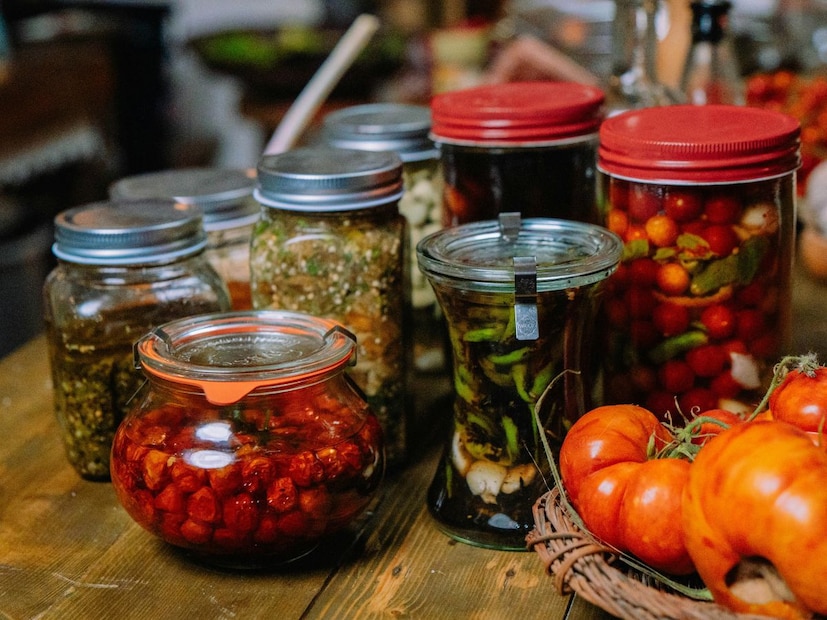 हे लक्षण दिसले तर लोणचं लगेच फेकून द्याजर अचारमध्ये खालील बदल दिसले, तर तो त्वरित फेकून द्या लोणच्याचा रंग अचानक बदलणे विचित्र वास येणे बरणीत बुडबुडे (गॅस) दिसणे अशा कोणत्याही चिन्हांकित बदलांकडे दुर्लक्ष केल्यास ते आरोग्यासाठी अत्यंत घातक ठरू शकतात.