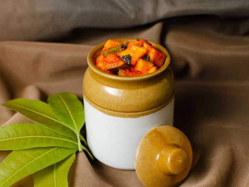 डॉ. धमीजांच्या मते, लोणच्यामधील तेल आणि व्हिनेगर (सिरका) हे नैसर्गिक प्रिझर्व्हेटिव्ह असतात. पण त्यांचं प्रमाण कमी असेल, तर अचारमध्ये बॅक्टेरिया वाढतात.