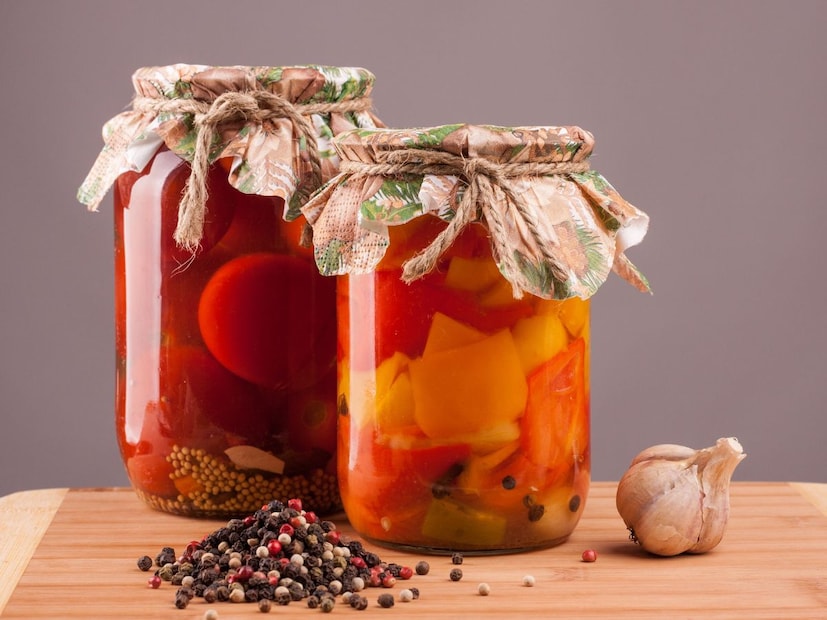 नेहमी तेलाची पातळी वरपर्यंत राहतेय का हे तपासा.वरचा भाग कोरडा राहिला, तर फंगस लागण्याचा धोका वाढतो. म्हणून नियमितपणे लोणचं पाहत राहा आणि आवश्यक असल्यास तेल किंवा व्हिनेगर वाढवा.