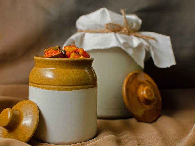 नेहमी स्वच्छ बरण्यांचा वापर करालोणचं साठवताना स्वच्छ आणि स्टेरिलाइज्ड काचेच्या बरण्यांचा वापर करा. काचेची बरणी सर्वोत्तम असते कारण प्लास्टिकमध्ये केमिकल रिस्क असतो आणि मेटलच्या डब्यात रिऍक्शन होण्याची शक्यता असते. बरणी वापरण्यापूर्वी गरम पाण्याने धुवा आणि पूर्णपणे कोरडी होऊ द्या. असं केल्याने बॅक्टेरिया किंवा फंगस वाढण्याचा धोका कमी होतो.