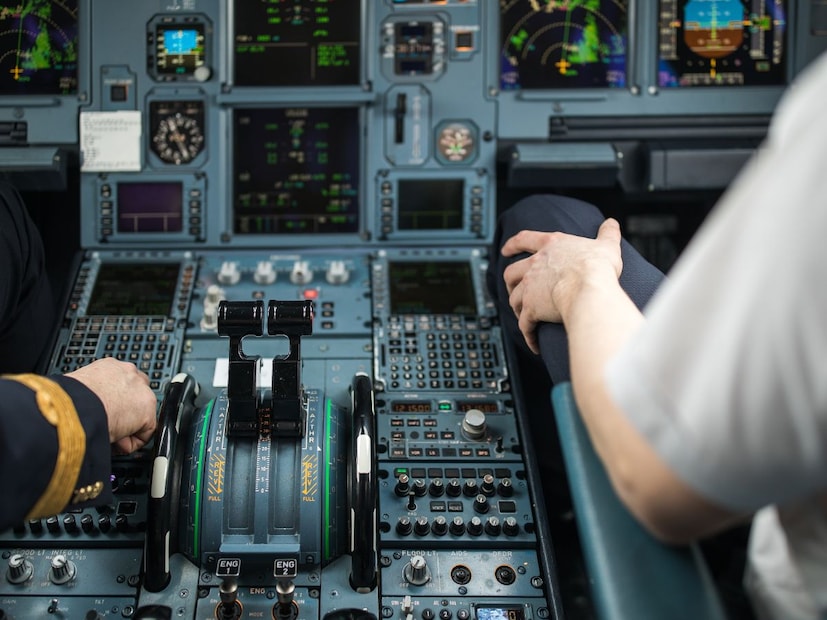 बोईंग 777, बोईंग 787 आणि एअरबस ए 350 सारख्या मोठ्या विमानांमध्ये पायलटांसाठी खास बंक बेड मॉड्यूल बनवलेले असतात. हे क्षेत्र बहुतेकदा कॉकपिटच्या मागे किंवा विमानांच्या वरच्या भागामध्ये (Upper Deck) असते. येथे एका वेळी एक किंवा दोन पायलट आरामात विश्रांती घेऊ शकतात.