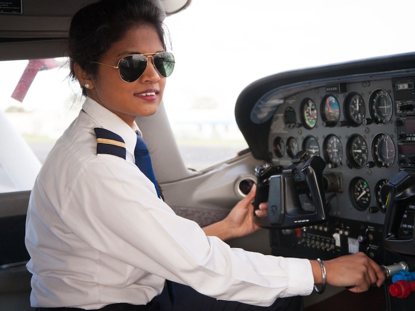 या खोल्यांमध्ये लहान बंक बेड (Bunk Beds), मंद प्रकाश व्यवस्था आणि आवाज कमी करण्याची सोय असते. यामुळे पायलट शांत आणि गाढ झोप घेऊ शकतात, जेणेकरून पुन्हा नियंत्रण सांभाळताना ते पूर्णपणे ताजेतवाने (Refreshed) असतील.