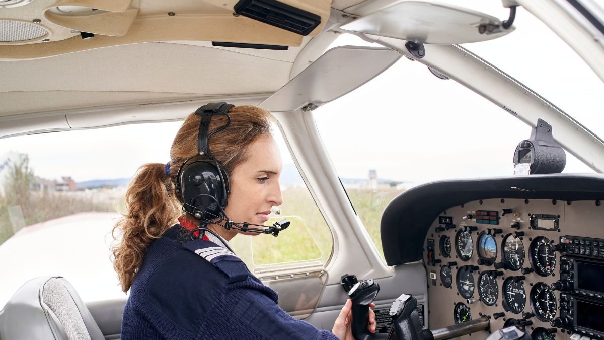 Well Rested Pilots Airplane Fact : लांबच्या प्रवासात विमान हवेत असताना पायलट कुठे झोपतात ...